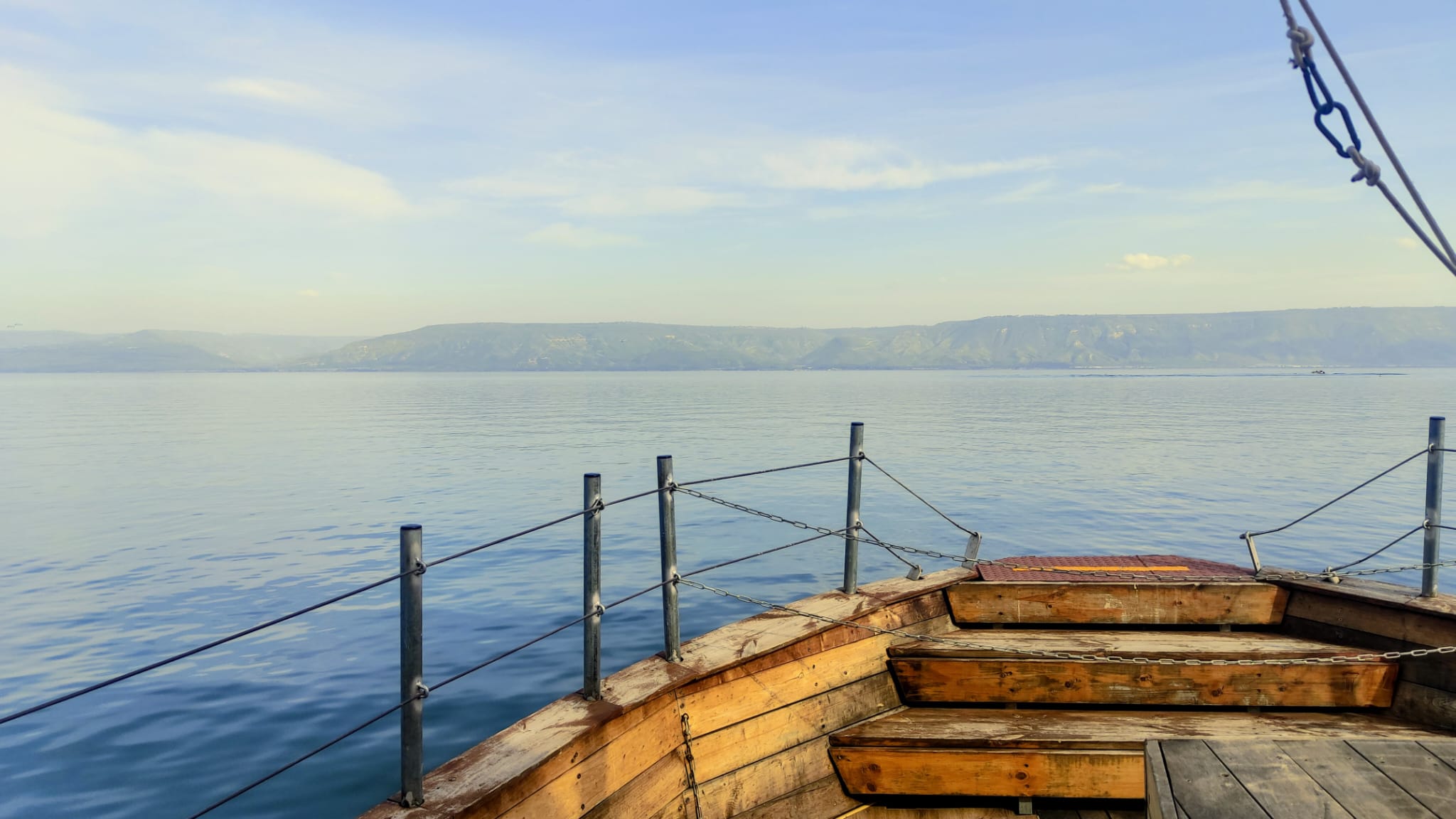 Lago de Galilea en Tierra Santa visto desde una barca tradicional